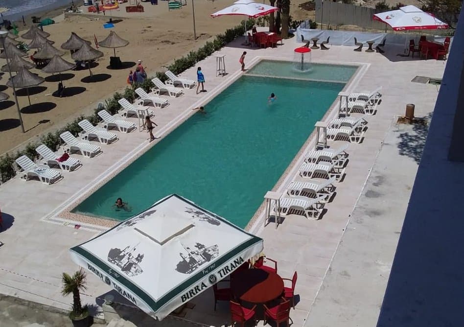 Pishina e Hotel Eter, Golem