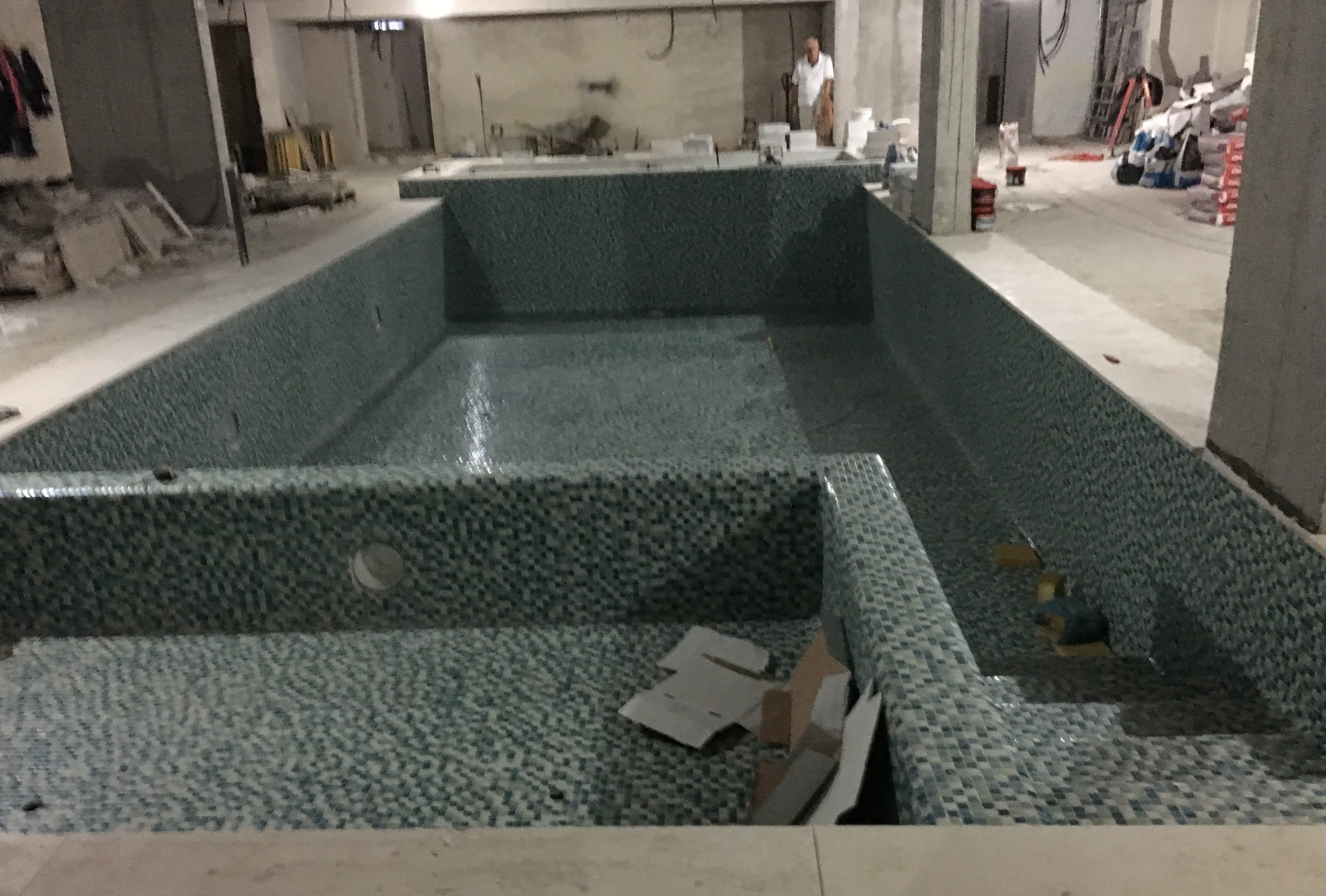 Pishinë e Brendshme, Hotel Eter Golem